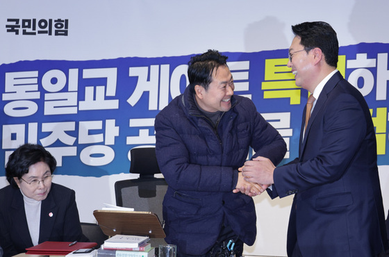 장동혁 단식 농성장 찾은 천하람…"통일교·공천헌금 특검 끝까지 함께"