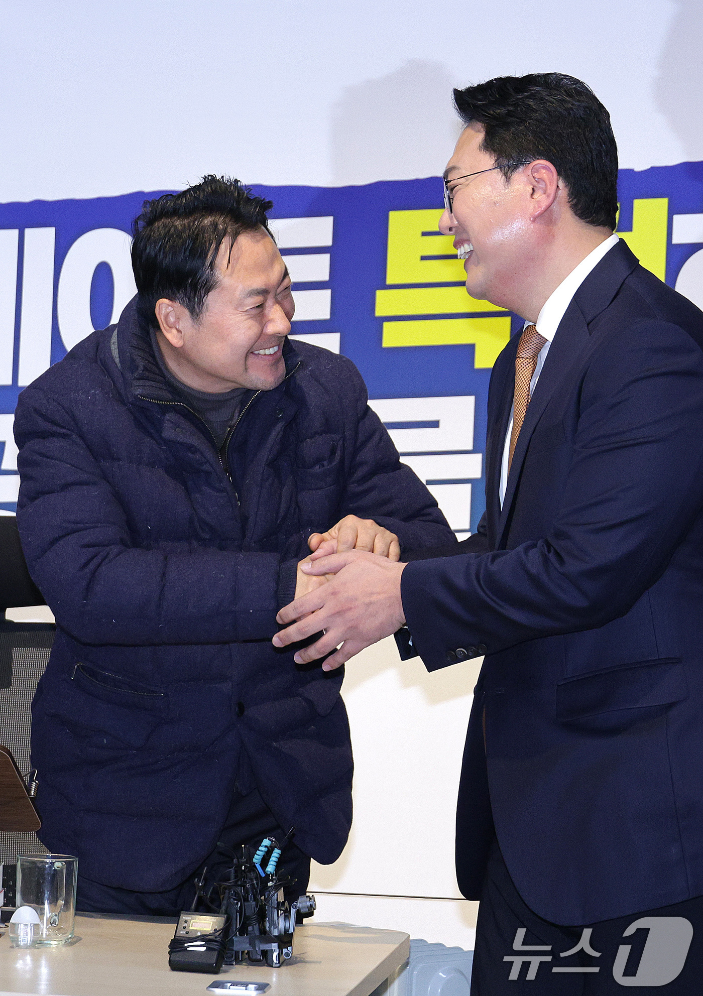 (서울=뉴스1) 신웅수 기자 = 천하람 개혁신당 원내대표가 16일 서울 여의도 국회에서 윤석열·김건희에 의한 내란·외환 및 국정농단 행위의 진상규명을 위한 특별검사 임명 등에 관한 …