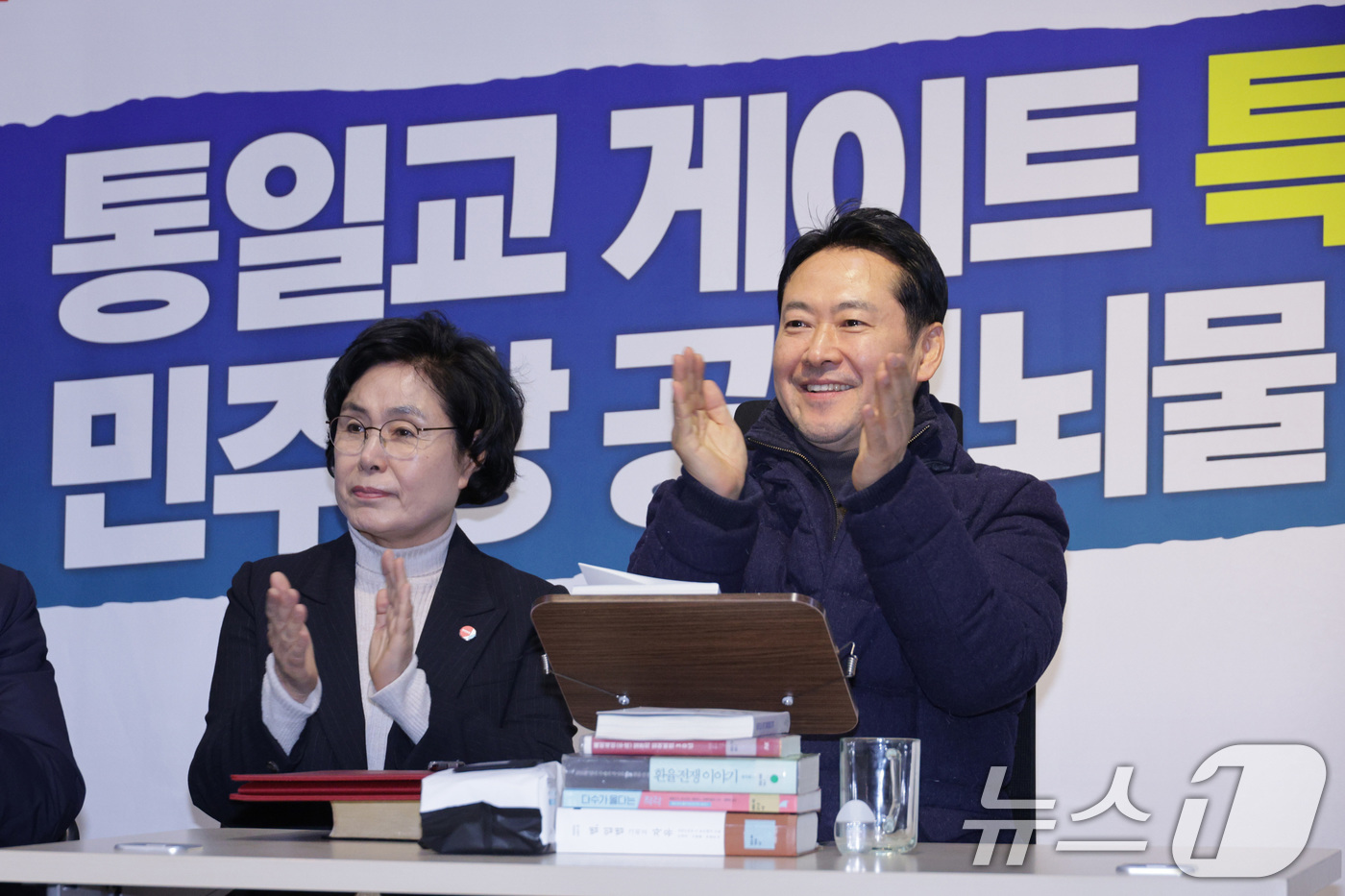 (서울=뉴스1) 신웅수 기자 = 단식 중인 장동혁 국민의힘 대표가 16일 서울 여의도 국회에서 2차 종합 특검법 무제한 토론(필리버스터)를 마친 천하람 개혁신당 원내대표를 향해 손 …