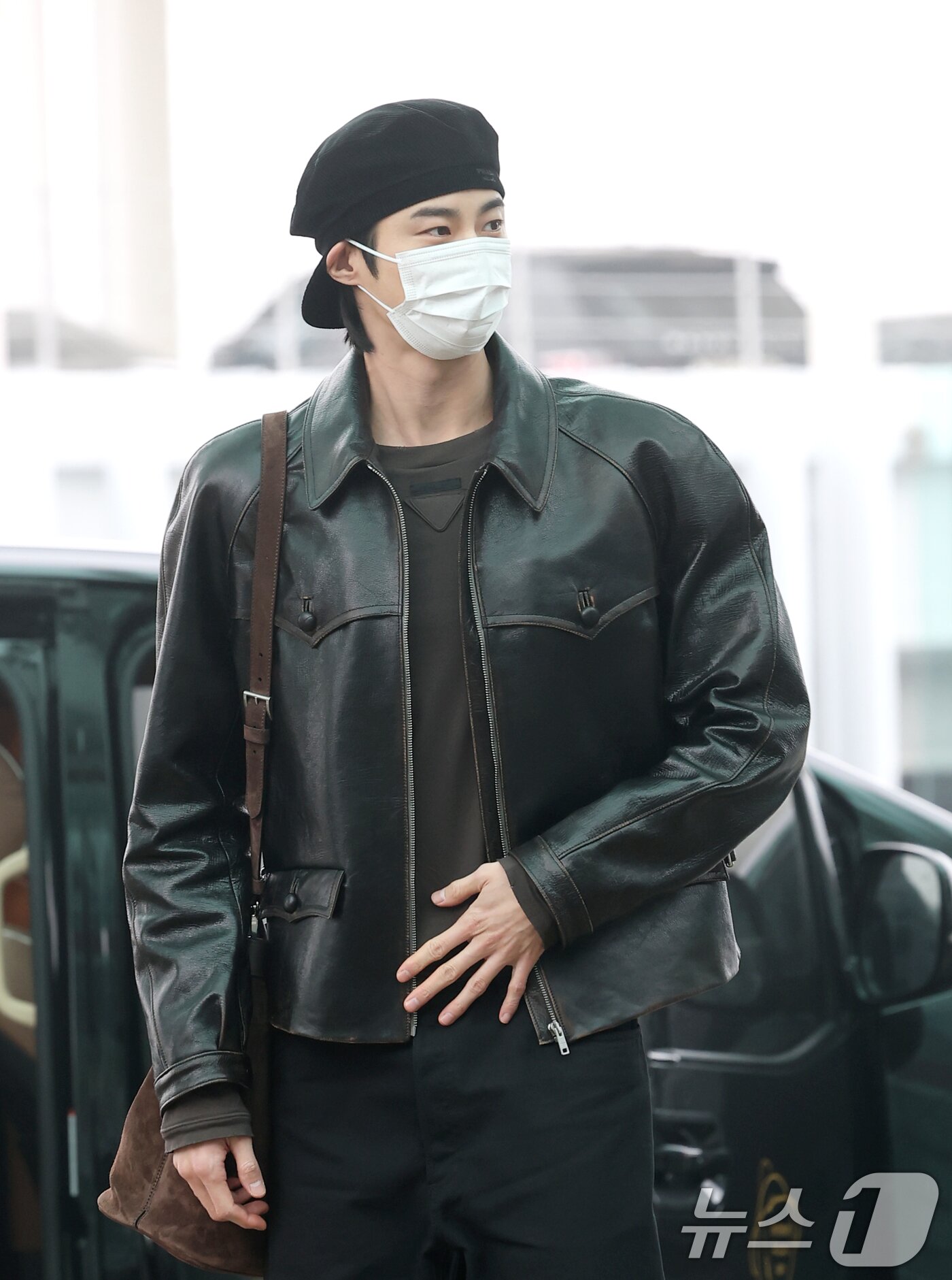 본문 이미지 - 배우 변우석이 해외 일정을 위해 16일 인천국제공항을 통해 밀라노로 출국하고 있다. ⓒ News1 권현진 기자