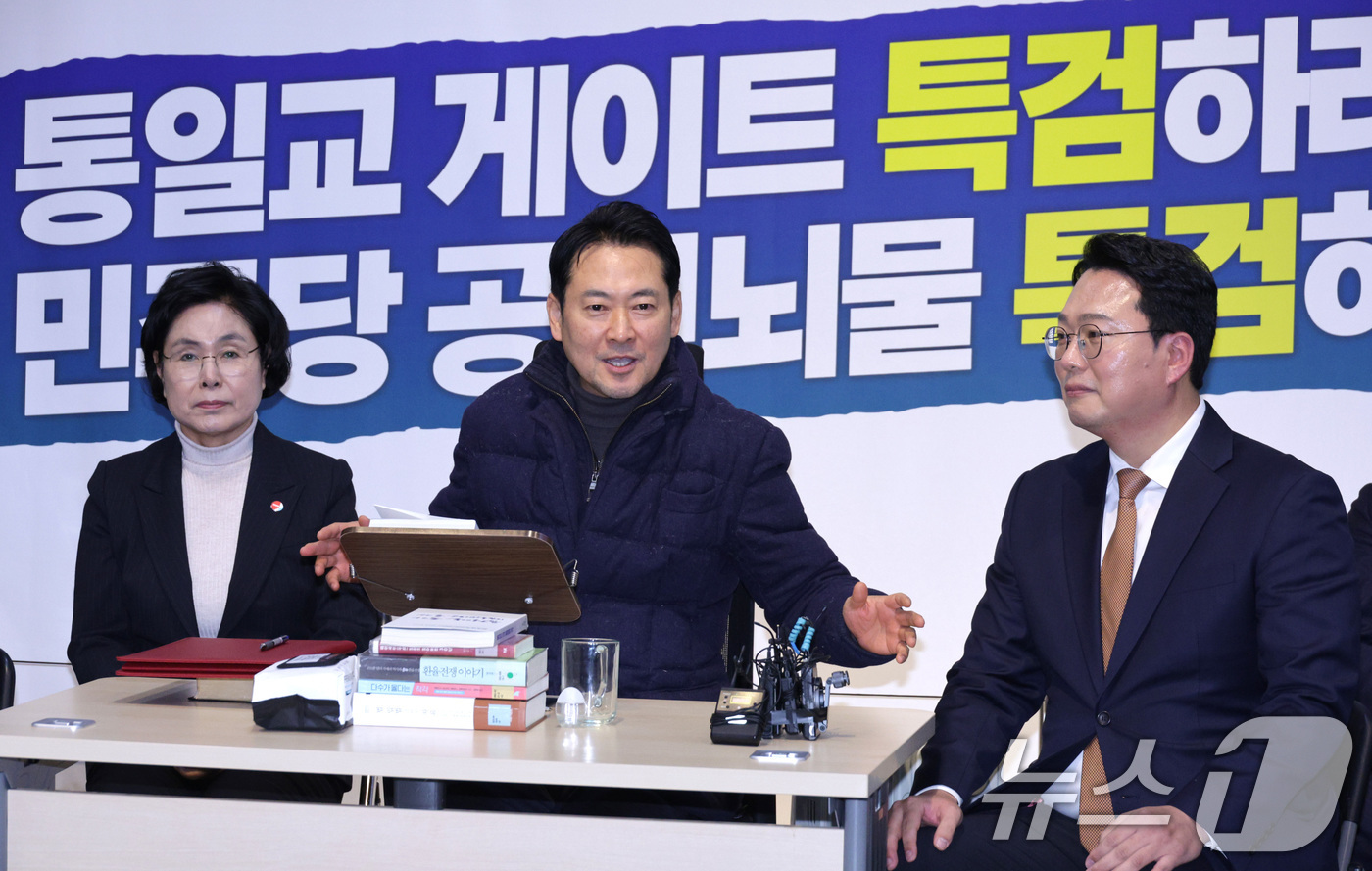 (서울=뉴스1) 신웅수 기자 = 단식 중인 장동혁 국민의힘 대표가 16일 서울 여의도 국회에서 윤석열·김건희에 의한 내란·외환 및 국정농단 행위의 진상규명을 위한 특별검사 임명 등 …