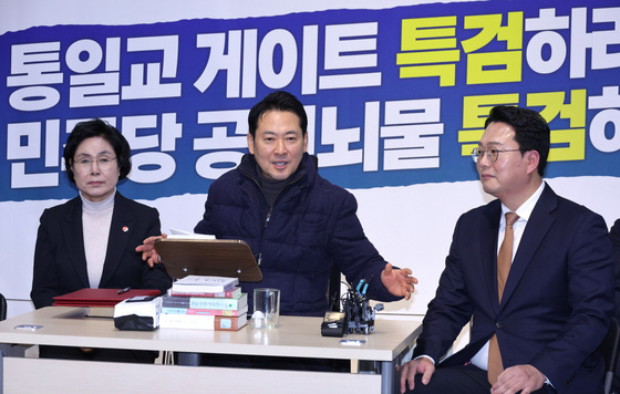 단식 농성장 찾은 천하람과 대화하는 장동혁