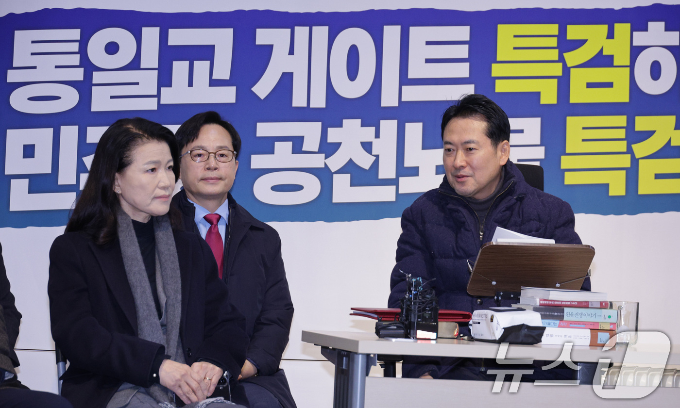 (서울=뉴스1) 신웅수 기자 = 단식 중인 장동혁 국민의힘 대표가 16일 서울 여의도 국회에서 이진숙 전 방송통신위원장을 만나 대화하고 있다. 2026.1.16/뉴스1