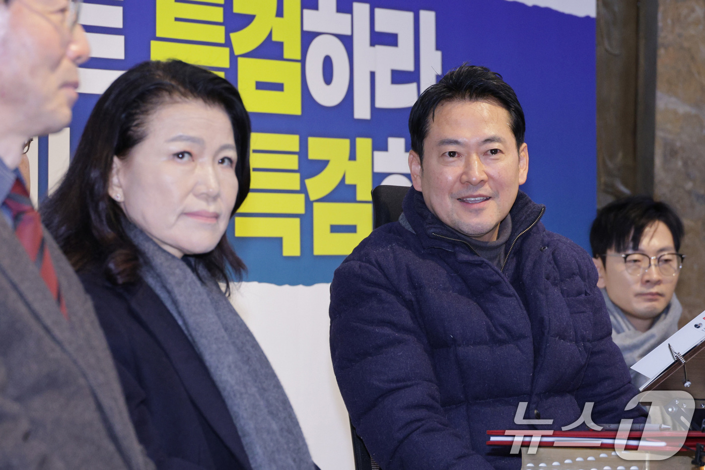 (서울=뉴스1) 신웅수 기자 = 단식 중인 장동혁 국민의힘 대표가 16일 서울 여의도 국회에서 이진숙 전 방송통신위원장을 만나 대화하고 있다. 2026.1.16/뉴스1