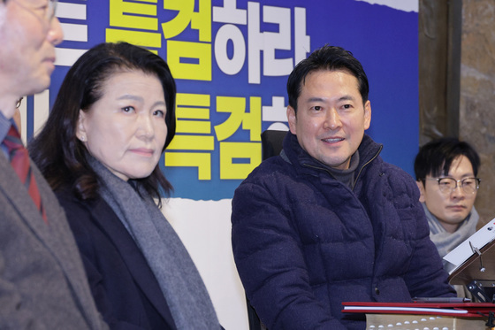 이진숙 전 위원장과 대화하는 장동혁 대표