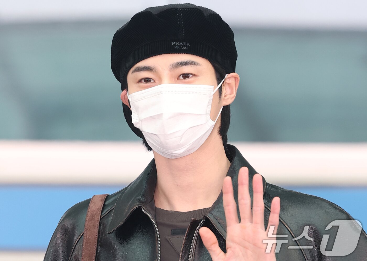 본문 이미지 - 배우 변우석이 16일 인천국제공항을 통해 밀라노로 출국하기 전 인사를 하고 있다. ⓒ News1 권현진 기자