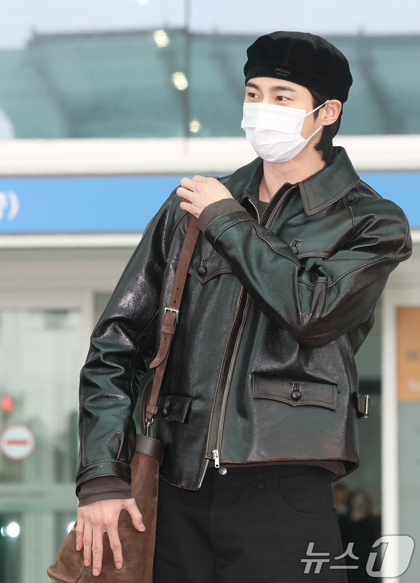 (인천공항=뉴스1) 권현진 기자 = 배우 변우석이 해외 일정을 위해 16일 인천국제공항을 통해 밀라노로 출국하기 전 인사를 하고 있다. 2026.1.16/뉴스1