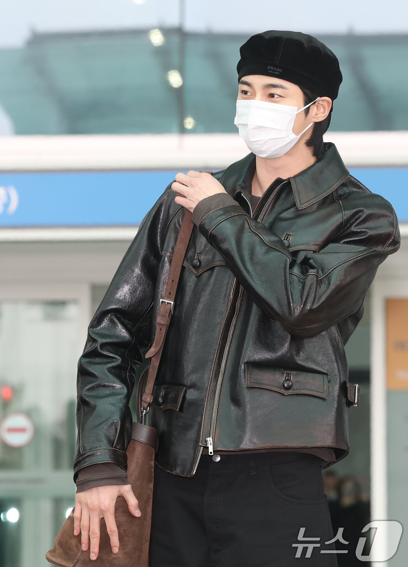 본문 이미지 - 배우 변우석이 해외 일정을 위해 16일 인천국제공항을 통해 밀라노로 출국하기 전 인사를 하고 있다. ⓒ News1 권현진 기자