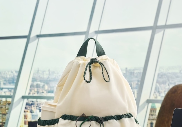 '품절 대란' 스타벅스 럭키백, 출시 당일 저녁 '완판'