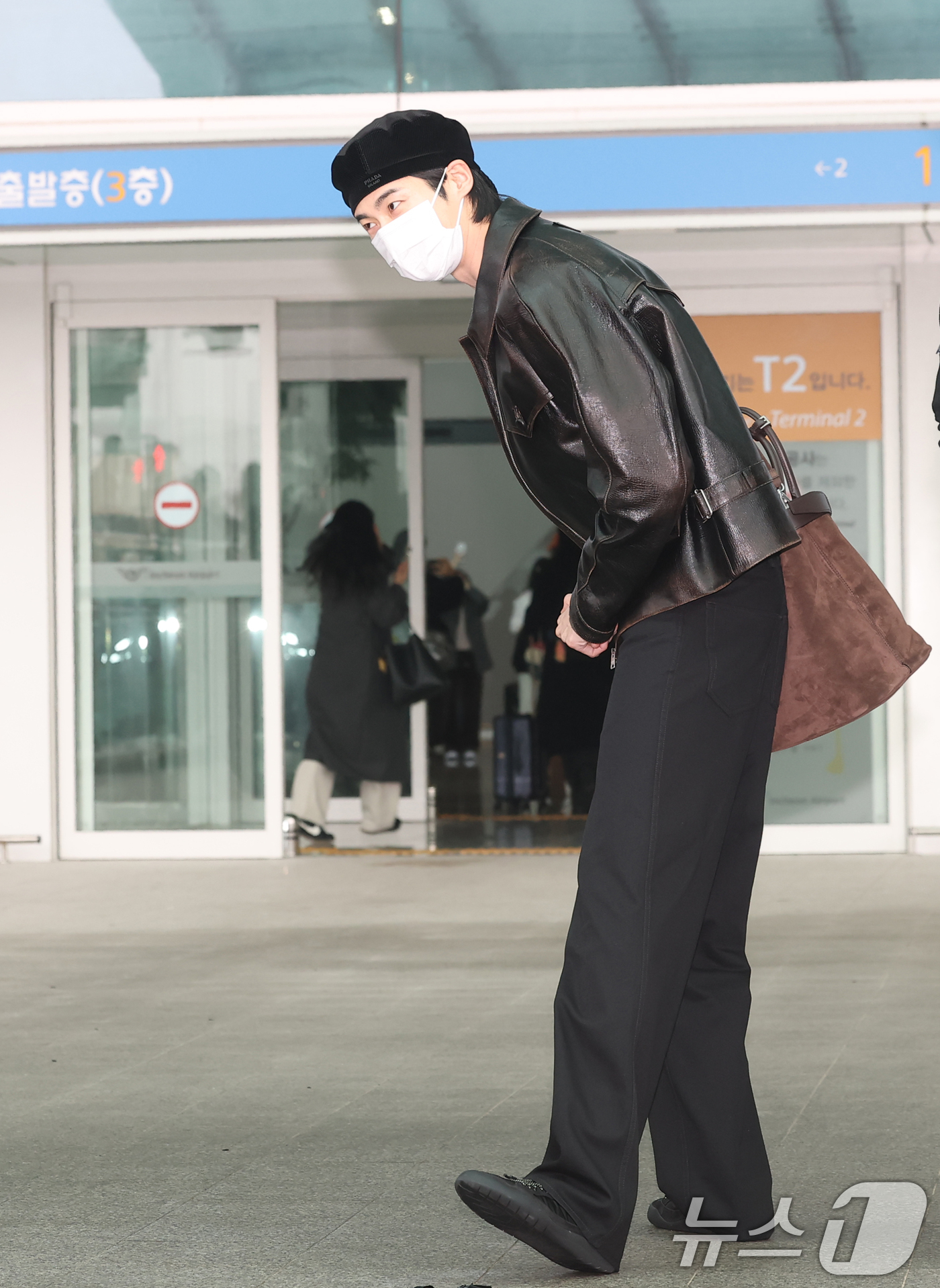 (인천공항=뉴스1) 권현진 기자 = 배우 변우석이 해외 일정을 위해 16일 인천국제공항을 통해 밀라노로 출국하기 전 인사를 하고 있다. 2026.1.16/뉴스1