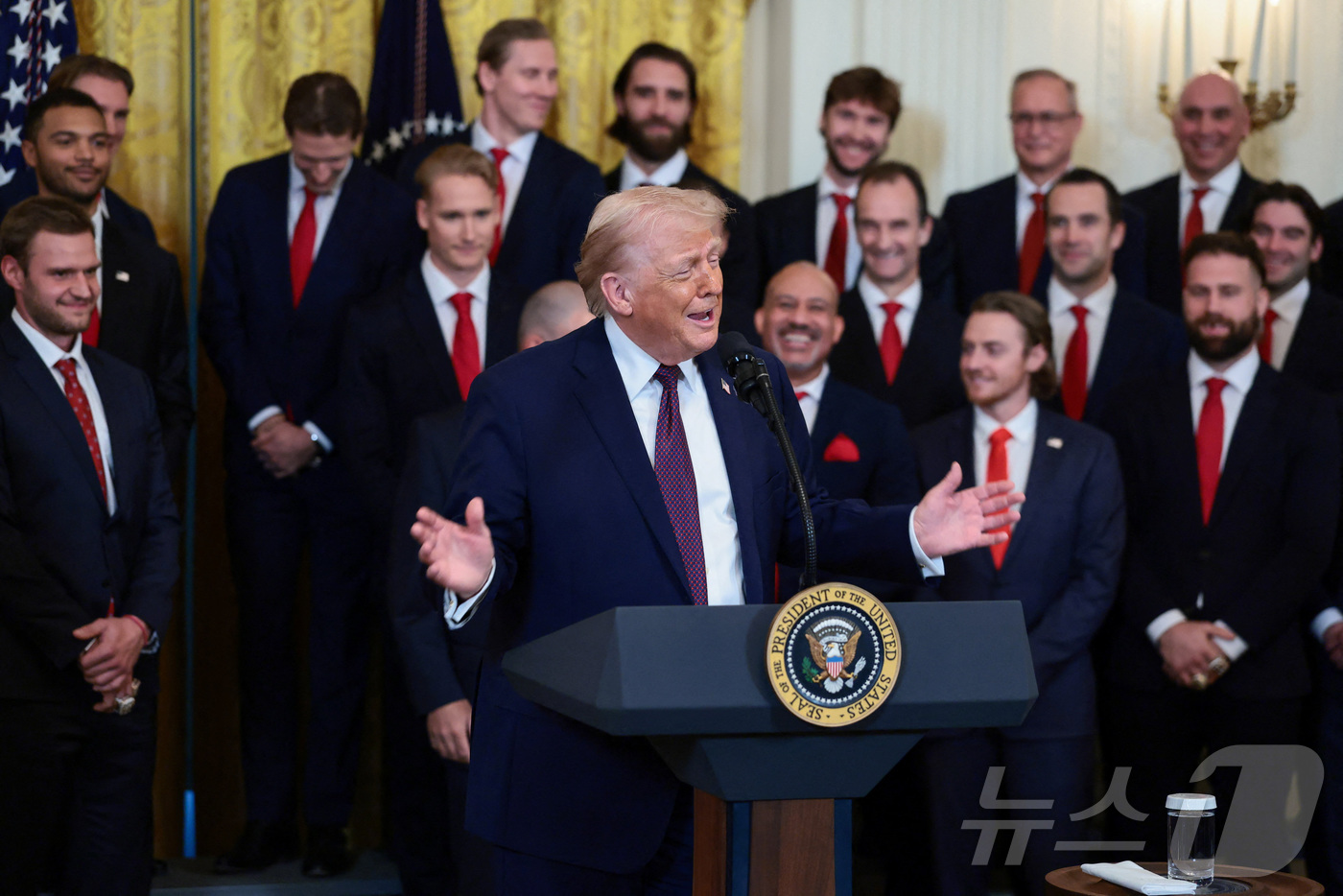 (워싱턴 로이터=뉴스1) 최종일 선임기자 = 도널드 트럼프 미국 대통령이 15일(현지시간) 미국 워싱턴 D.C. 백악관에서 북미아이스하키리그(NHL) 스탠리컵 우승팀인 플로리다 팬 …