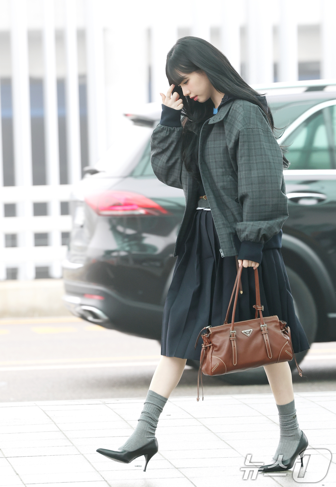 (인천공항=뉴스1) 권현진 기자 = 에스파 카리나가 해외 일정을 위해 16일 인천국제공항을 통해 밀라노로 출국하고 있다. 2026.1.16/뉴스1