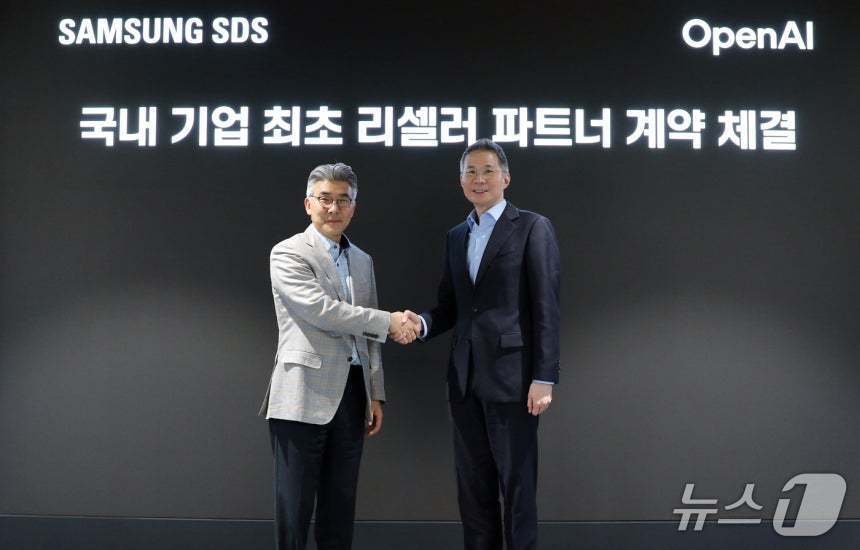 본문 이미지 - 이호준 삼성SDS 클라우드서비스사업부장(왼쪽)과 김경훈 오픈AI 코리아 총괄 대표가 잠실캠퍼스에서 국내 기업 최초로 리셀러 파트너 계약을 체결했다.(삼성SDS 제공)