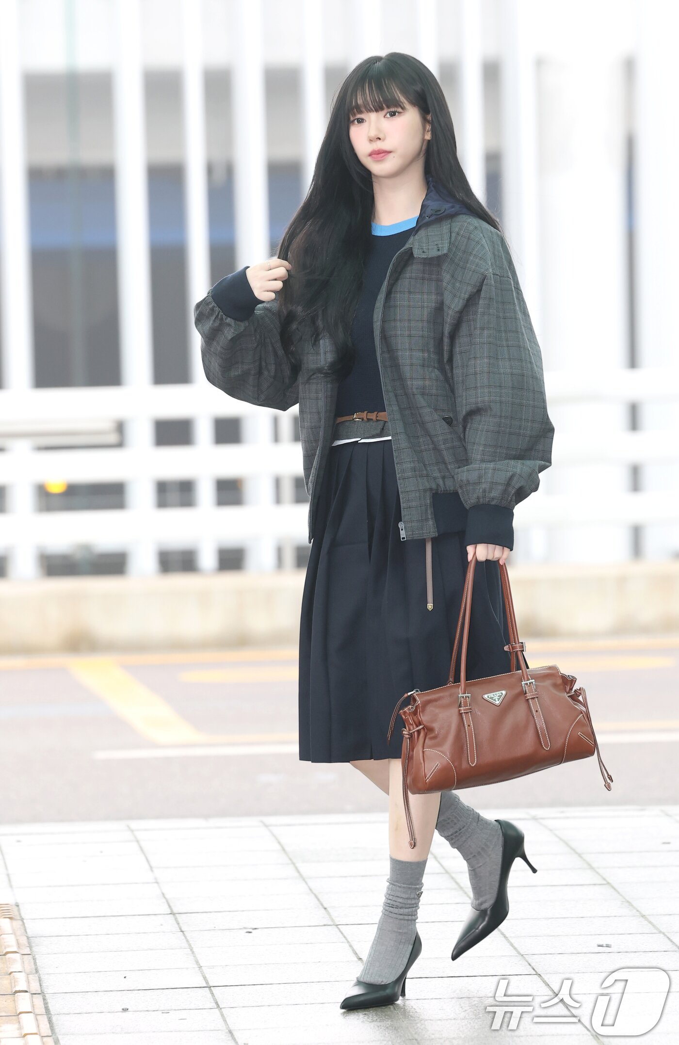 본문 이미지 - 에스파 카리나가 해외 일정을 위해 16일 인천국제공항에 도착해 출국장으로 이동하고 있다. ⓒ News1 권현진 기자