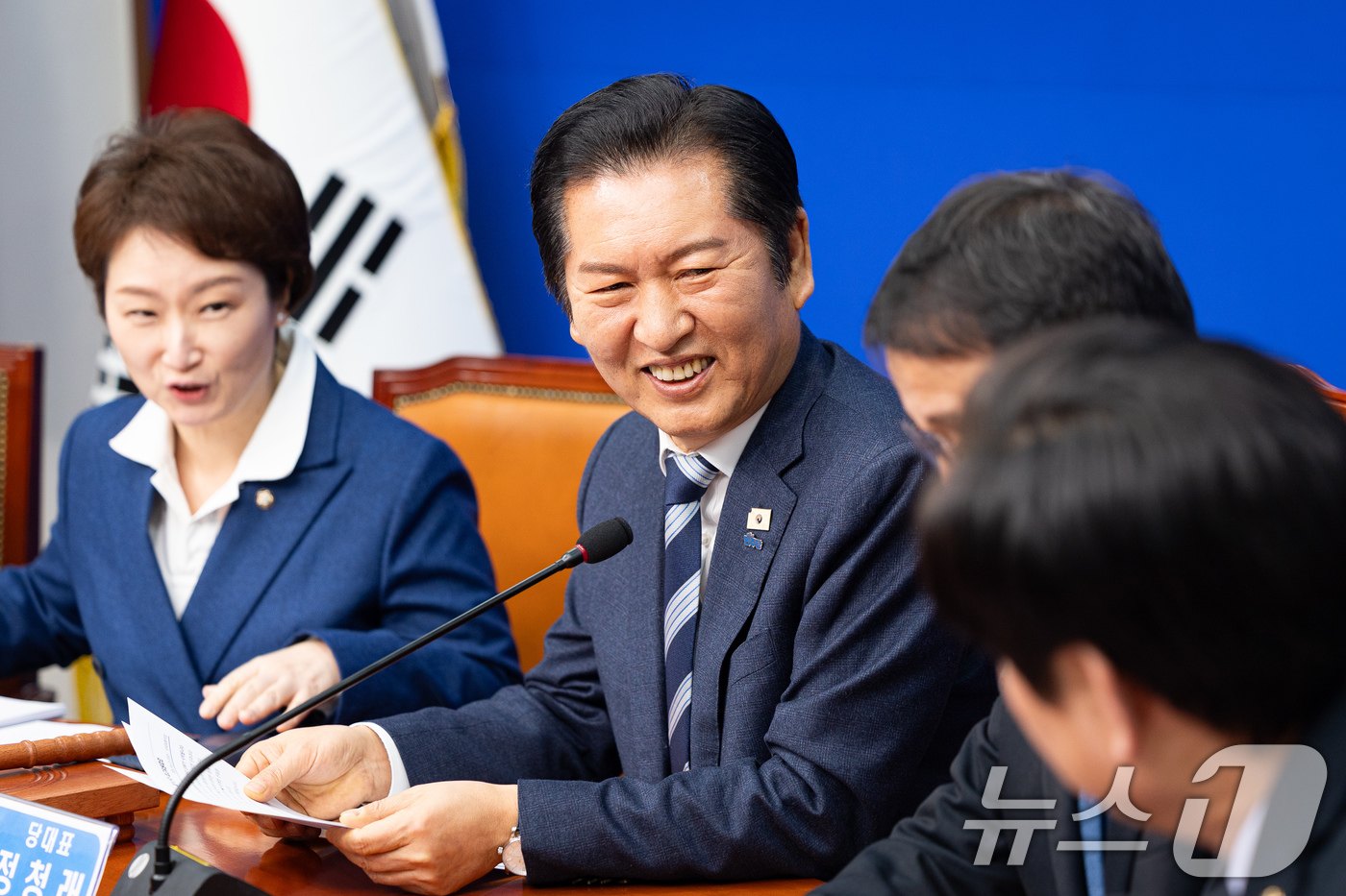 (서울=뉴스1) 유승관 기자 = 정청래 더불어민주당 대표가 16일 서울 여의도 국회에서 열린 최고위원회의에서 지도부와 대화하며 미소 짓고 있다. 2026.1.16/뉴스1