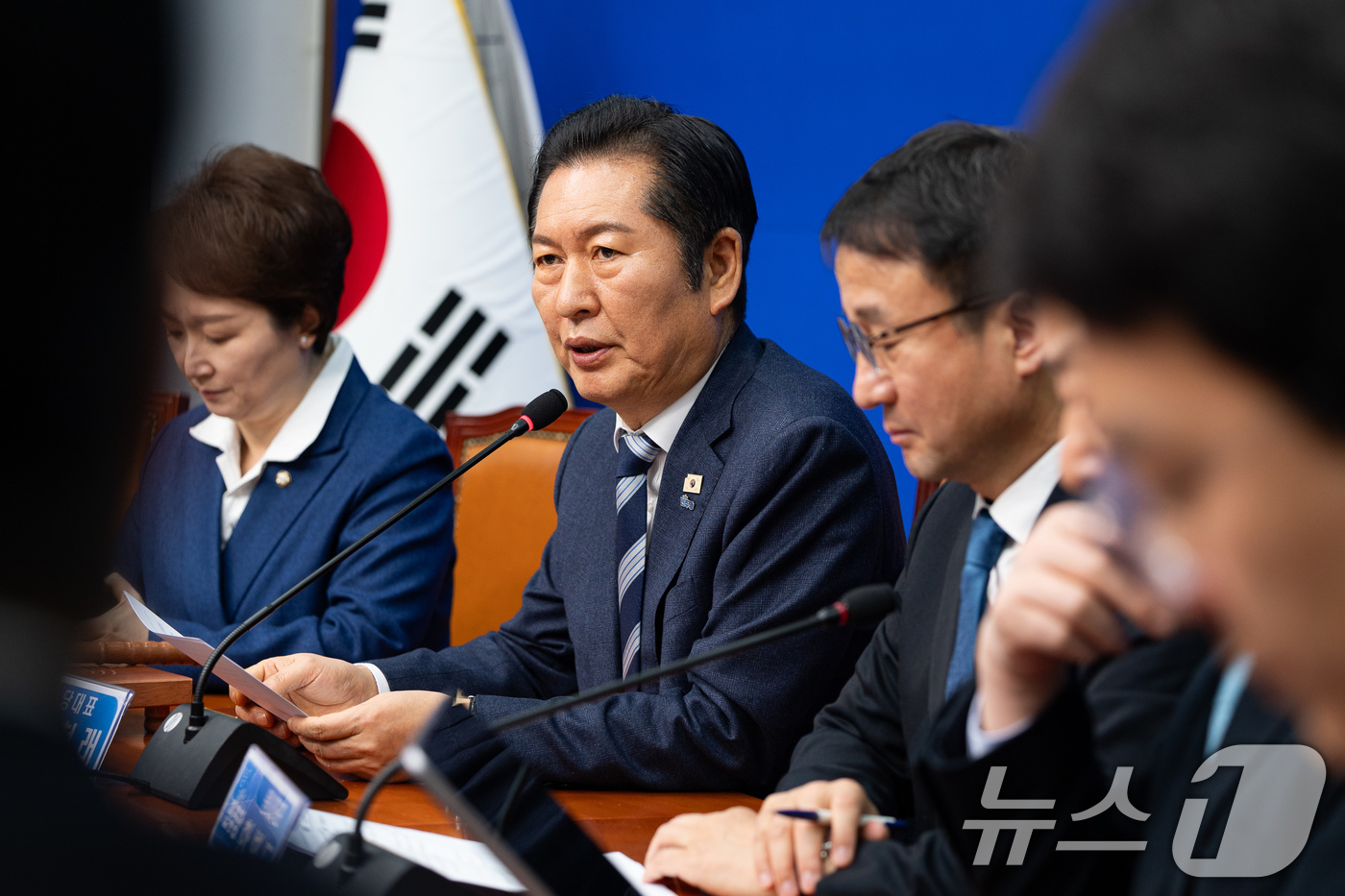 (서울=뉴스1) 유승관 기자 = 정청래 더불어민주당 대표가 16일 서울 여의도 국회에서 열린 최고위원회의에서 모두 발언을 하고 있다. 2026.1.16/뉴스1