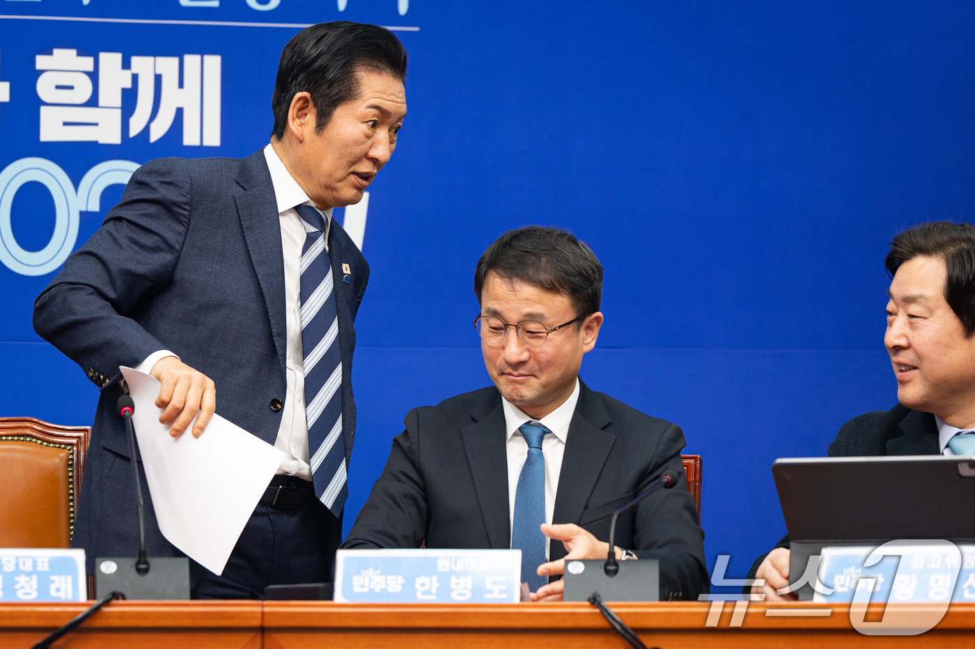 (서울=뉴스1) 유승관 기자 = 정청래 더불어민주당 대표가 16일 서울 여의도 국회에서 열린 최고위원회의에서 청와대 정당 지도부 오찬 참석을 위해 이석하고 있다. 2026.1.16 …