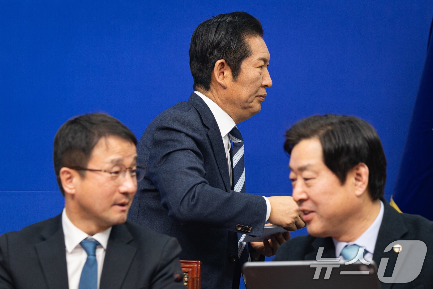 본문 이미지 - 정청래 더불어민주당 대표가 16일 서울 여의도 국회에서 열린 최고위원회의에서 청와대 정당 지도부 오찬 참석을 위해 이석하고 있다. 2026.1.16/뉴스1 ⓒ News1 유승관 기자