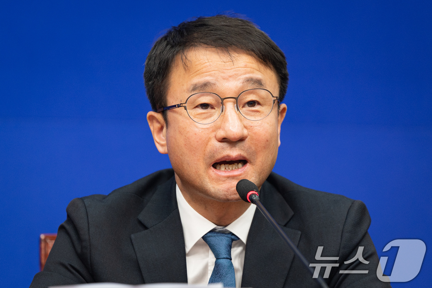 (서울=뉴스1) 유승관 기자 = 한병도 더불어민주당 원내대표가 16일 서울 여의도 국회에서 열린 최고위원회의에서 모두 발언을 하고 있다. 2026.1.16/뉴스1