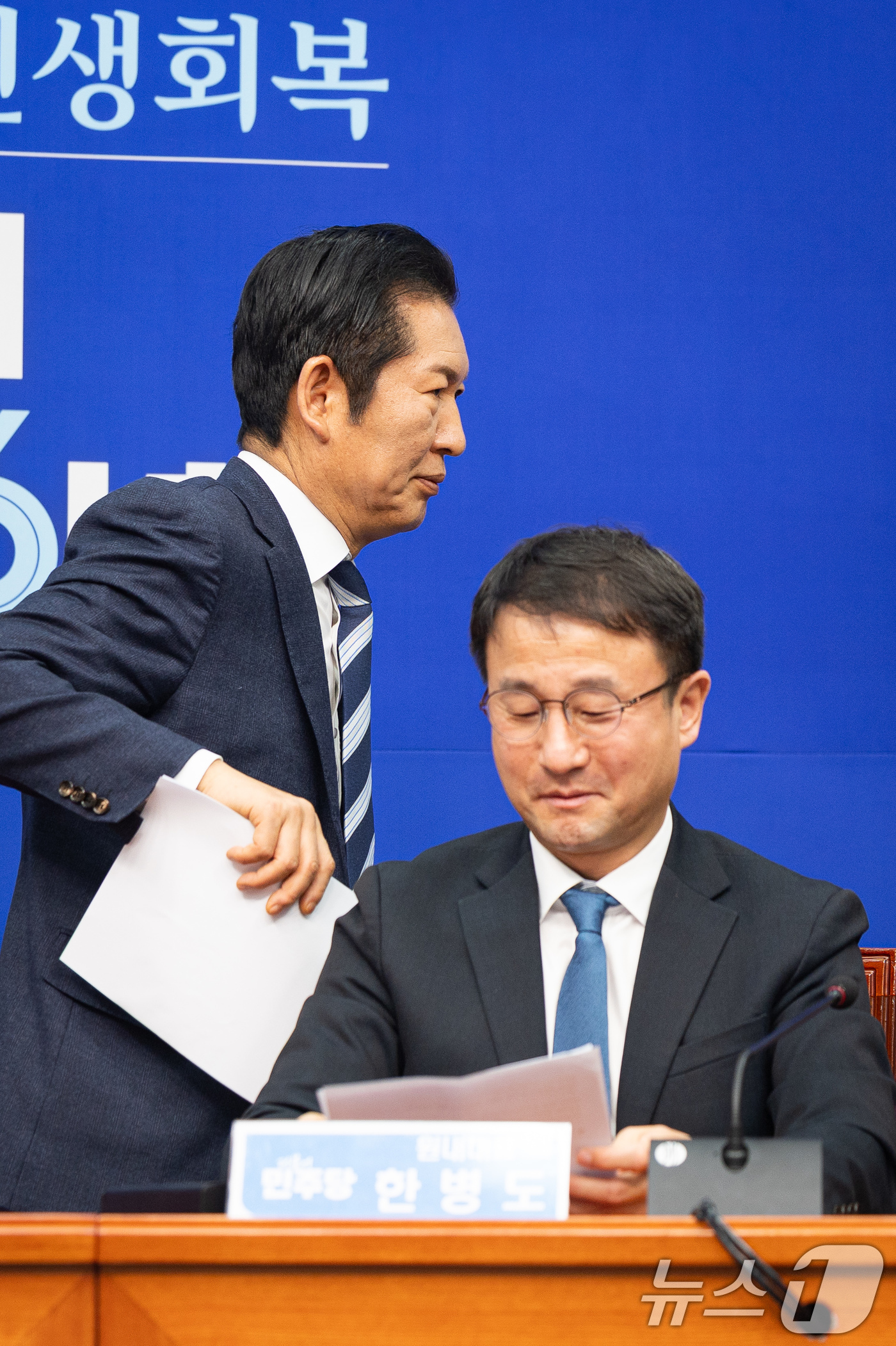 (서울=뉴스1) 유승관 기자 = 정청래 더불어민주당 대표가 16일 서울 여의도 국회에서 열린 최고위원회의에서 청와대 정당 지도부 오찬 참석을 위해 이석하고 있다. 2026.1.16 …