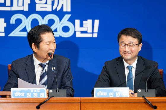 한병도 원내대표에게 최고위 진행 부탁하는 정청래 대표