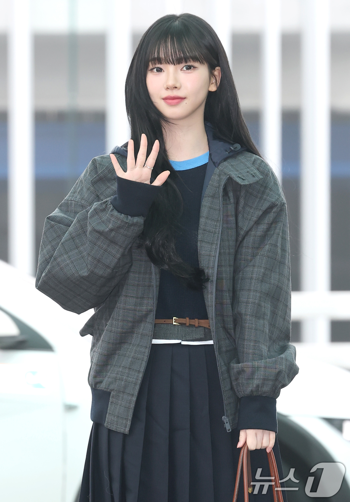 (인천공항=뉴스1) 권현진 기자 = 에스파 카리나가 해외 일정을 위해 16일 인천국제공항을 통해 밀라노로 출국하기 전 인사를 하고 있다. 2026.1.16/뉴스1