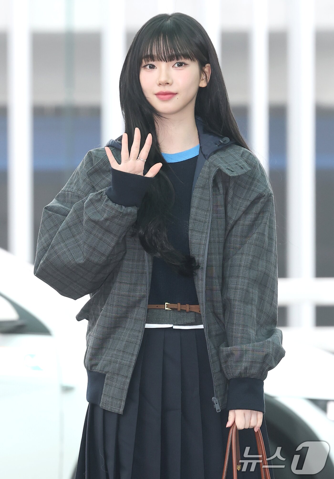 본문 이미지 - 에스파 카리나가 해외 일정을 위해 16일 인천국제공항을 통해 밀라노로 출국하기 전 인사를 하고 있다. ⓒ News1 권현진 기자