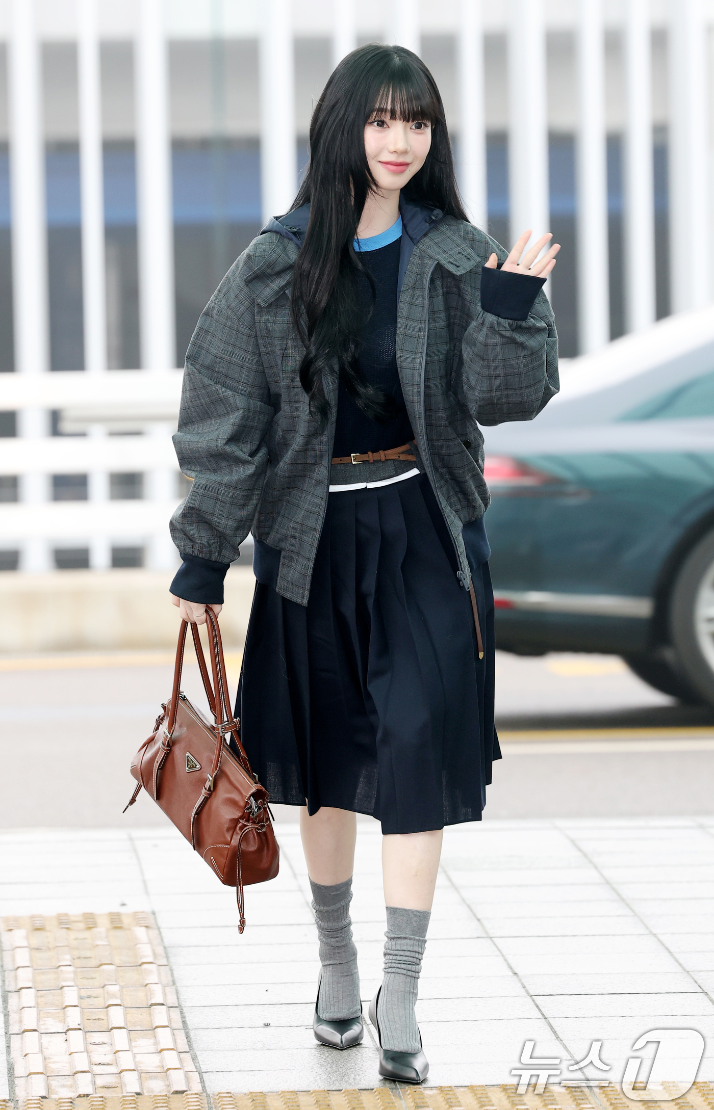 (인천공항=뉴스1) 권현진 기자 = 에스파 카리나가 해외 일정을 위해 16일 인천국제공항을 통해 밀라노로 출국하고 있다. 2026.1.16/뉴스1