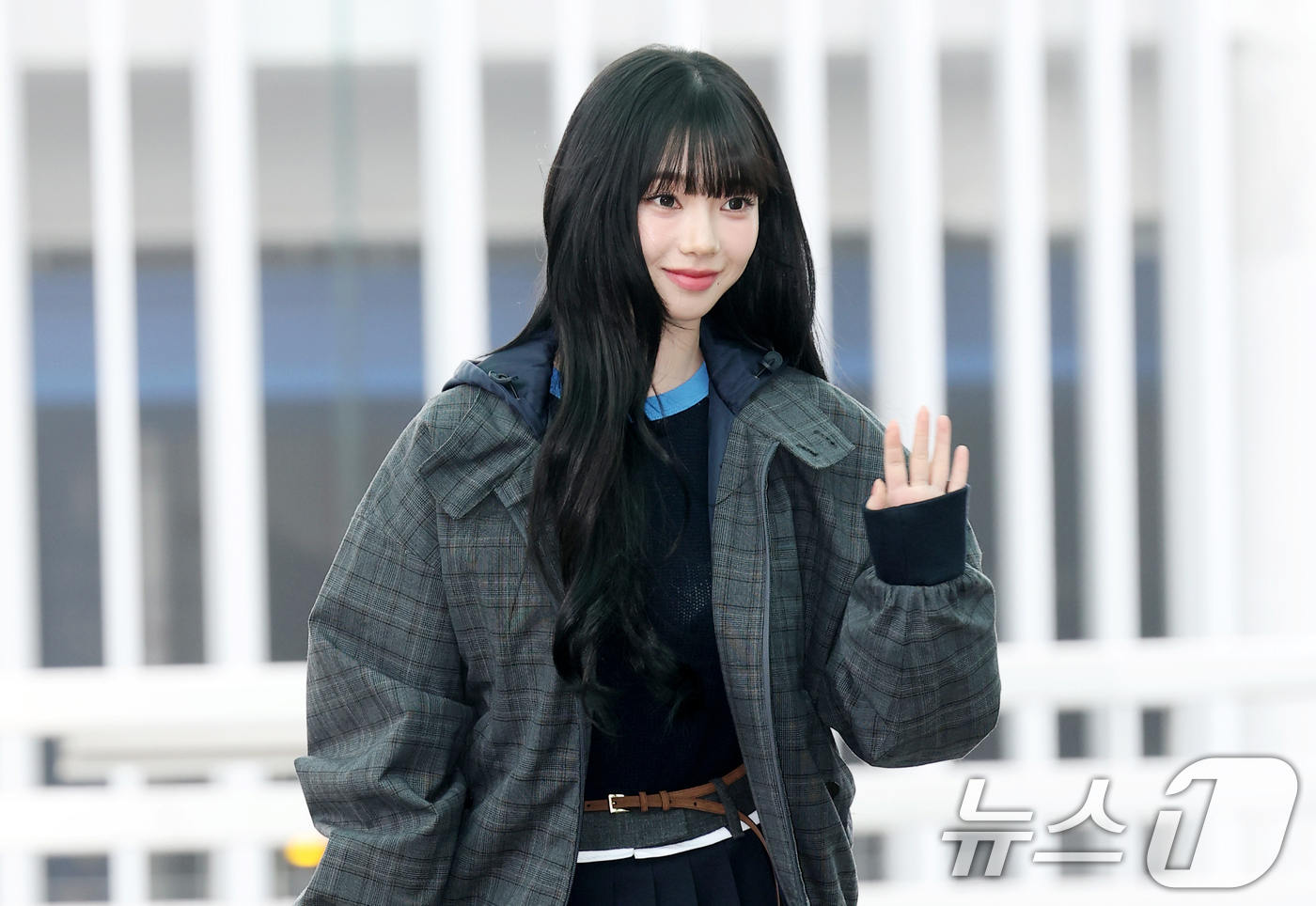 (인천공항=뉴스1) 권현진 기자 = 에스파 카리나가 해외 일정을 위해 16일 인천국제공항을 통해 밀라노로 출국하고 있다. 2026.1.16/뉴스1