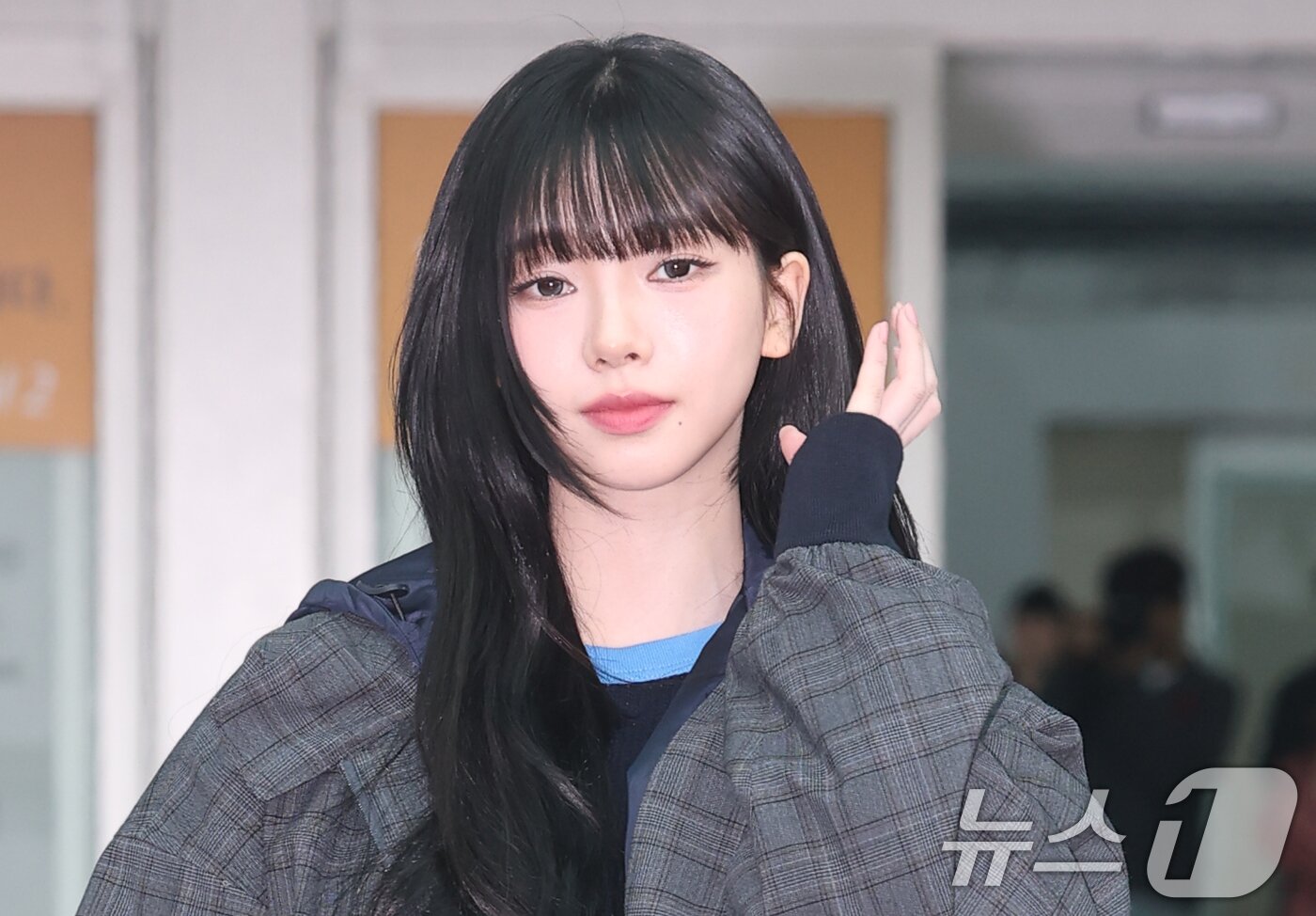 본문 이미지 - 에스파 카리나가 해외 일정을 위해 16일 인천국제공항을 통해 밀라노로 출국하기 전 매무새를 고치고 있다. ⓒ News1 권현진 기자