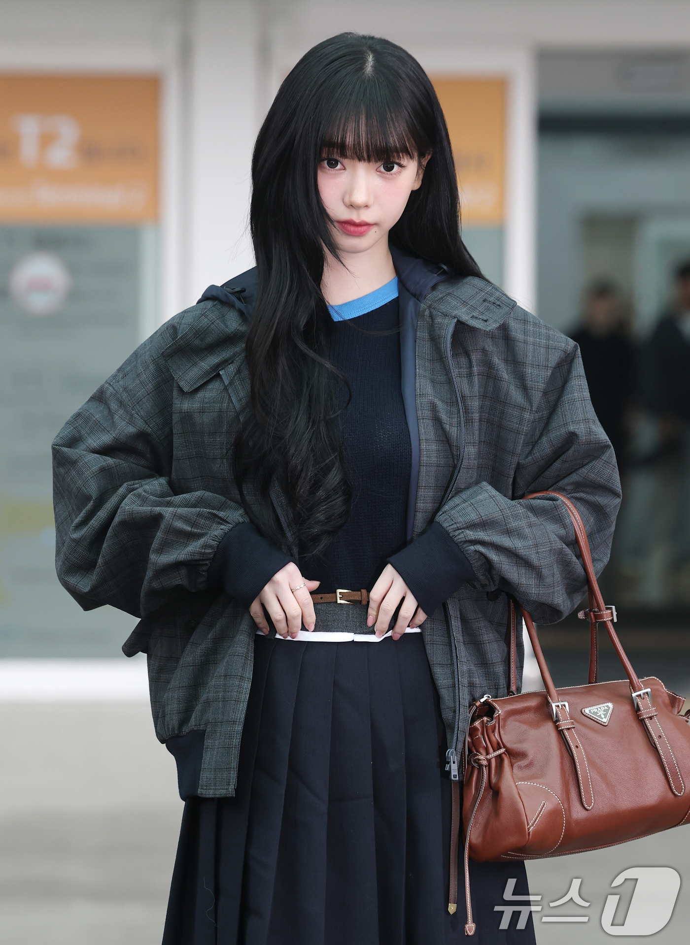 (인천공항=뉴스1) 권현진 기자 = 에스파 카리나가 해외 일정을 위해 16일 인천국제공항을 통해 밀라노로 출국하기 전 매무새를 고치고 있다. 2026.1.16/뉴스1