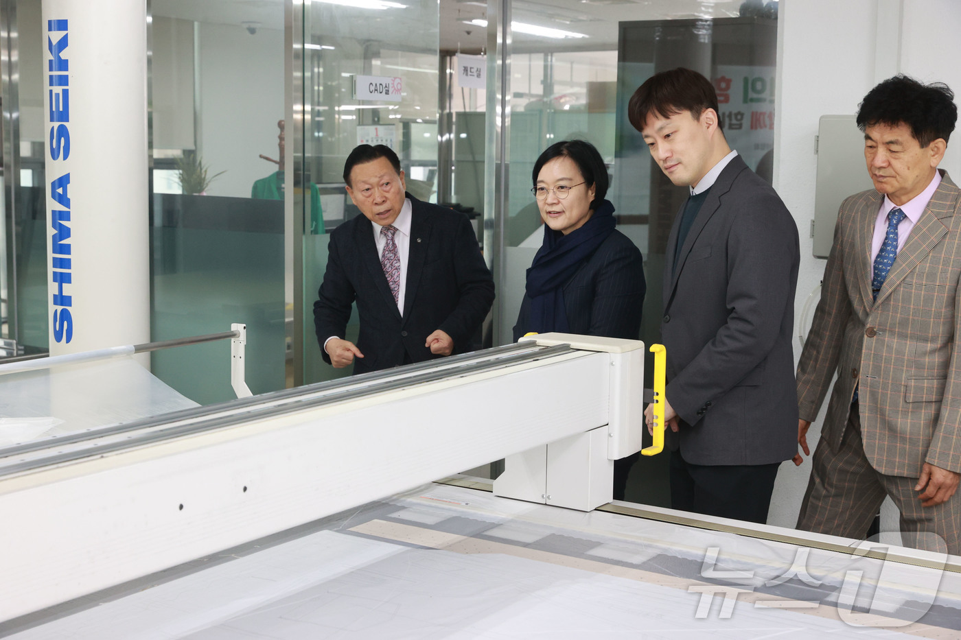 (서울=뉴스1) = 한성숙 중소벤처기업부 장관이 16일 서울 종로구 서울창신코워킹스페이스에서 열린 ‘제8차 소상공인 성장 릴레이 간담회’ 참석에 앞서 소공인 공동기반시설 현장을 둘 …