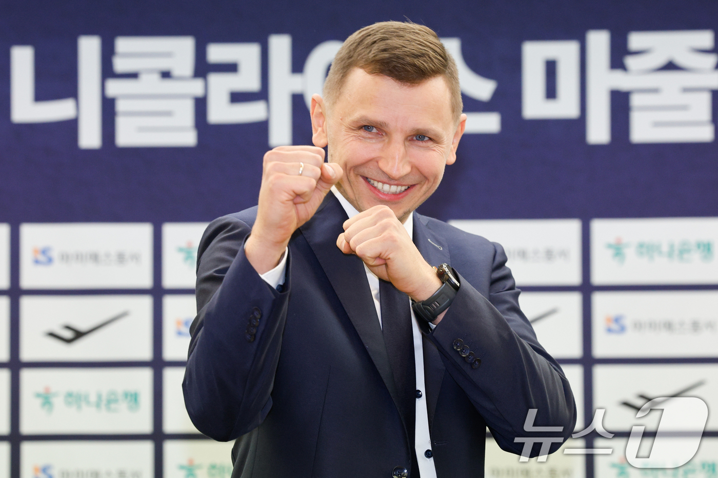 (서울=뉴스1) 안은나 기자 = 남자 농구 국가대표팀을 이끌게 된 니콜라이스 마줄스(Nikolajs Mazurs) 감독이 16일 서울 중구 프레스센터에서 열린 취임 기자회견에서 기 …