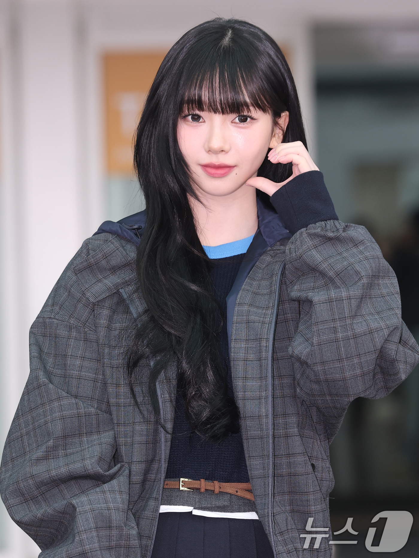 (인천공항=뉴스1) 권현진 기자 = 에스파 카리나가 해외 일정을 위해 16일 인천국제공항을 통해 밀라노로 출국하기 전 볼 하트로 인사를 전하고 있다. 2026.1.16/뉴스1