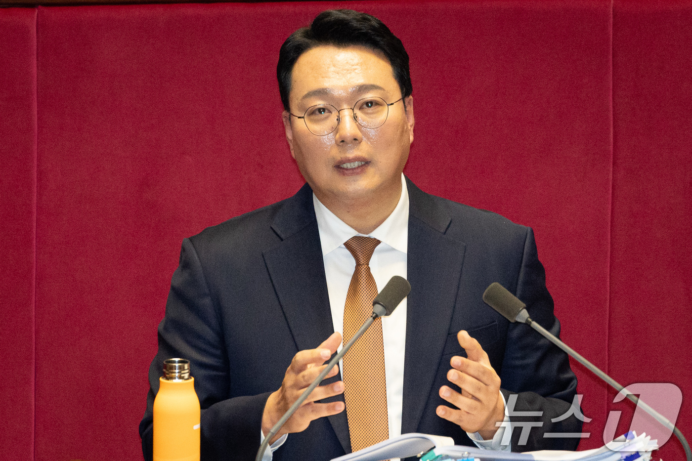 (서울=뉴스1) 유승관 기자 = 천하람 개혁신당 원내대표가 16일 서울 여의도 국회에서 열린 제431회 국회(임시회) 제1차 본회의에서 윤석열·김건희에 의한 내란·외환 및 국정농단 …