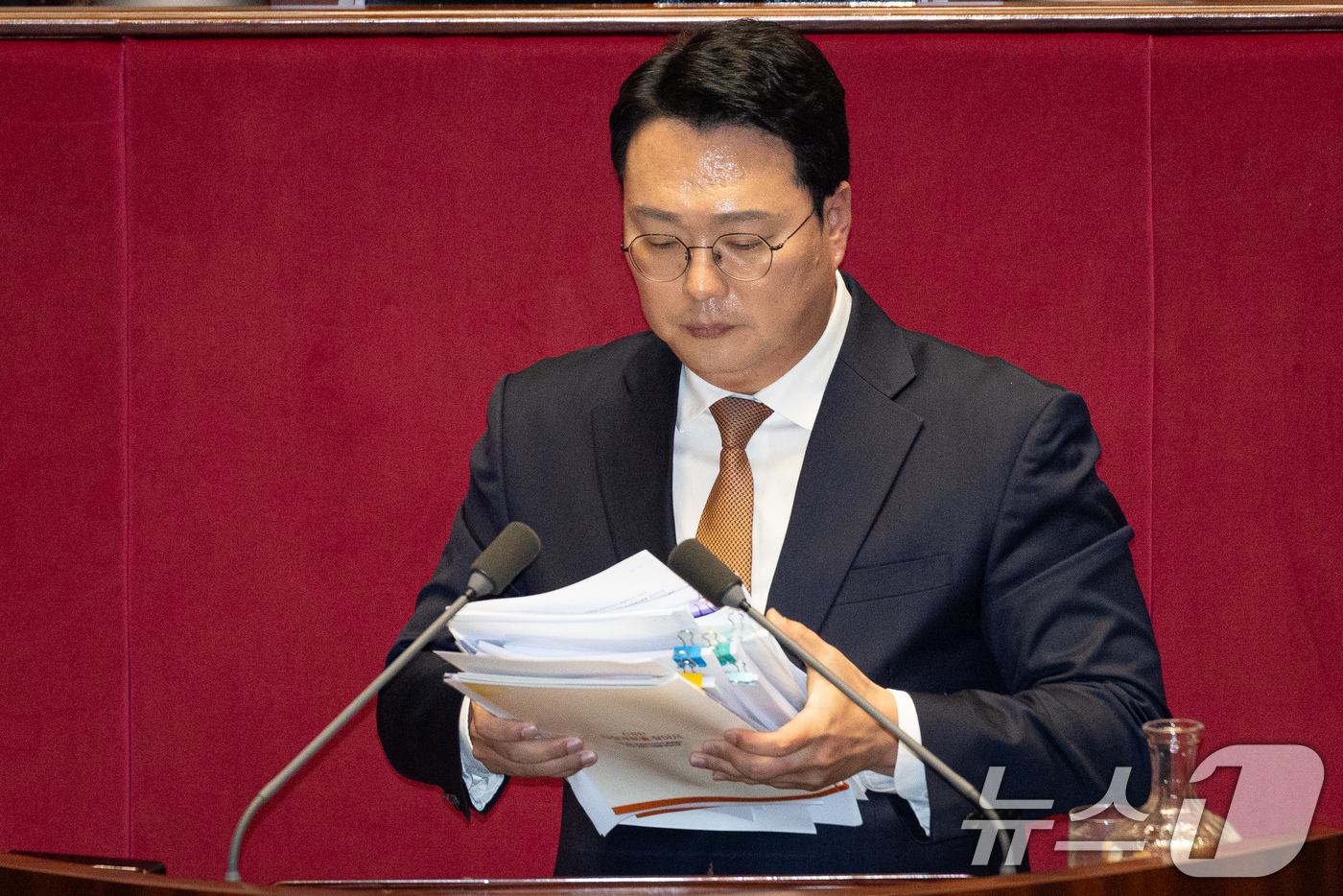 (서울=뉴스1) 유승관 기자 = 천하람 개혁신당 원내대표가 16일 서울 여의도 국회에서 열린 제431회 국회(임시회) 제1차 본회의에서 윤석열·김건희에 의한 내란·외환 및 국정농단 …