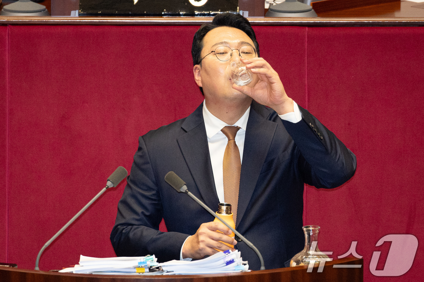 (서울=뉴스1) 유승관 기자 = 천하람 개혁신당 원내대표가 16일 서울 여의도 국회에서 열린 제431회 국회(임시회) 제1차 본회의에서 윤석열·김건희에 의한 내란·외환 및 국정농단 …