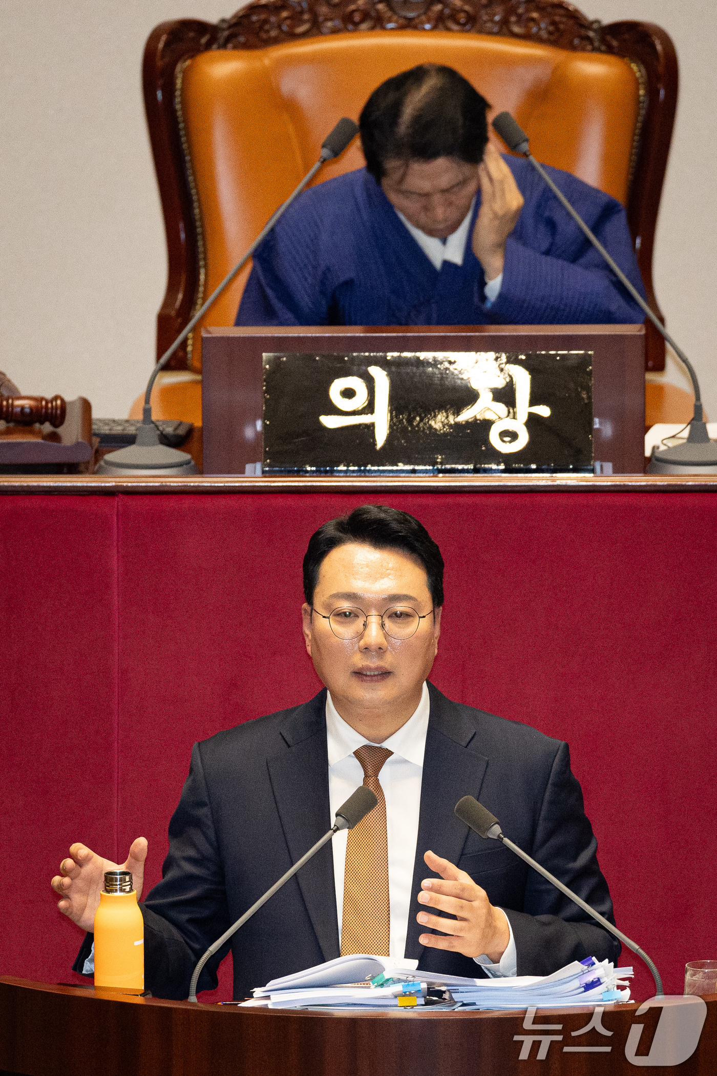 (서울=뉴스1) 유승관 기자 = 천하람 개혁신당 원내대표가 16일 서울 여의도 국회에서 열린 제431회 국회(임시회) 제1차 본회의에서 윤석열·김건희에 의한 내란·외환 및 국정농단 …