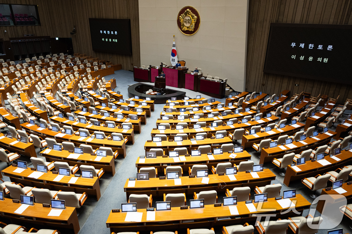 (서울=뉴스1) 유승관 기자 = 이성윤 더불어민주당 의원이 16일 서울 여의도 국회에서 열린 제431회 국회(임시회) 제1차 본회의에서 윤석열·김건희에 의한 내란·외환 및 국정농단 …