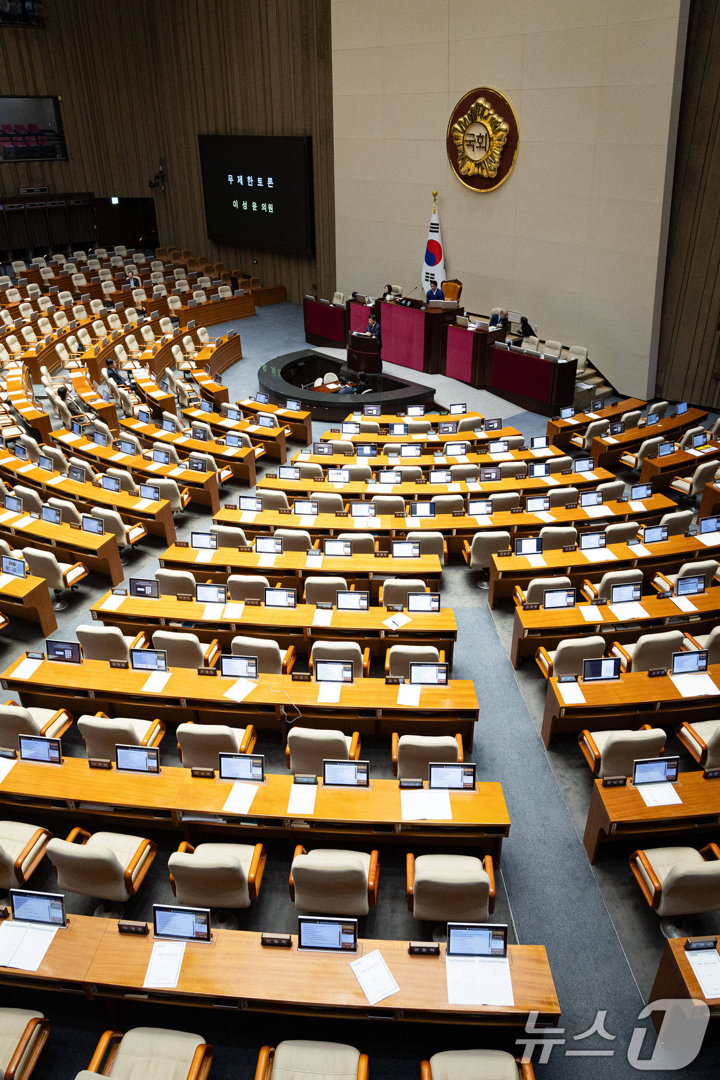 (서울=뉴스1) 유승관 기자 = 이성윤 더불어민주당 의원이 16일 서울 여의도 국회에서 열린 제431회 국회(임시회) 제1차 본회의에서 윤석열·김건희에 의한 내란·외환 및 국정농단 …