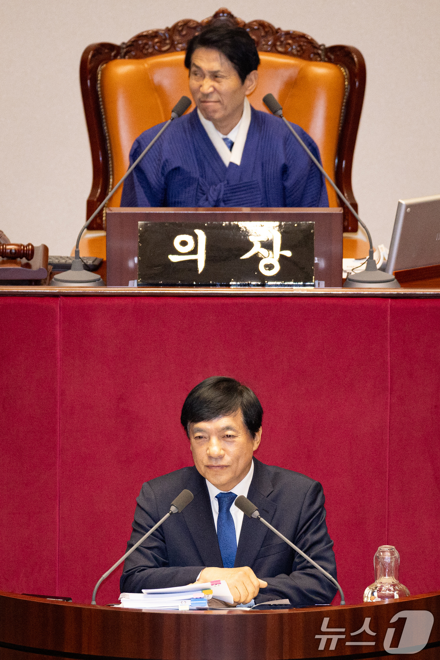 (서울=뉴스1) 유승관 기자 = 이성윤 더불어민주당 의원이 16일 서울 여의도 국회에서 열린 제431회 국회(임시회) 제1차 본회의에서 윤석열·김건희에 의한 내란·외환 및 국정농단 …