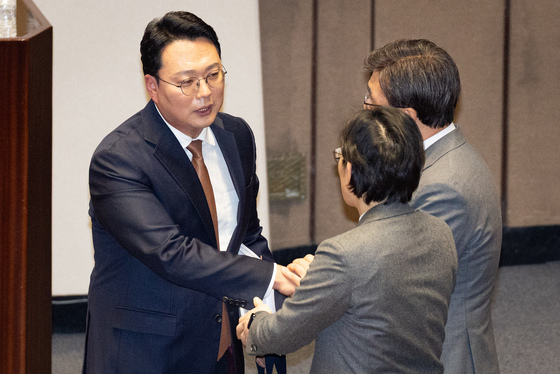 필리버스터 마친 천하람, 국민의힘 의원들과 인사