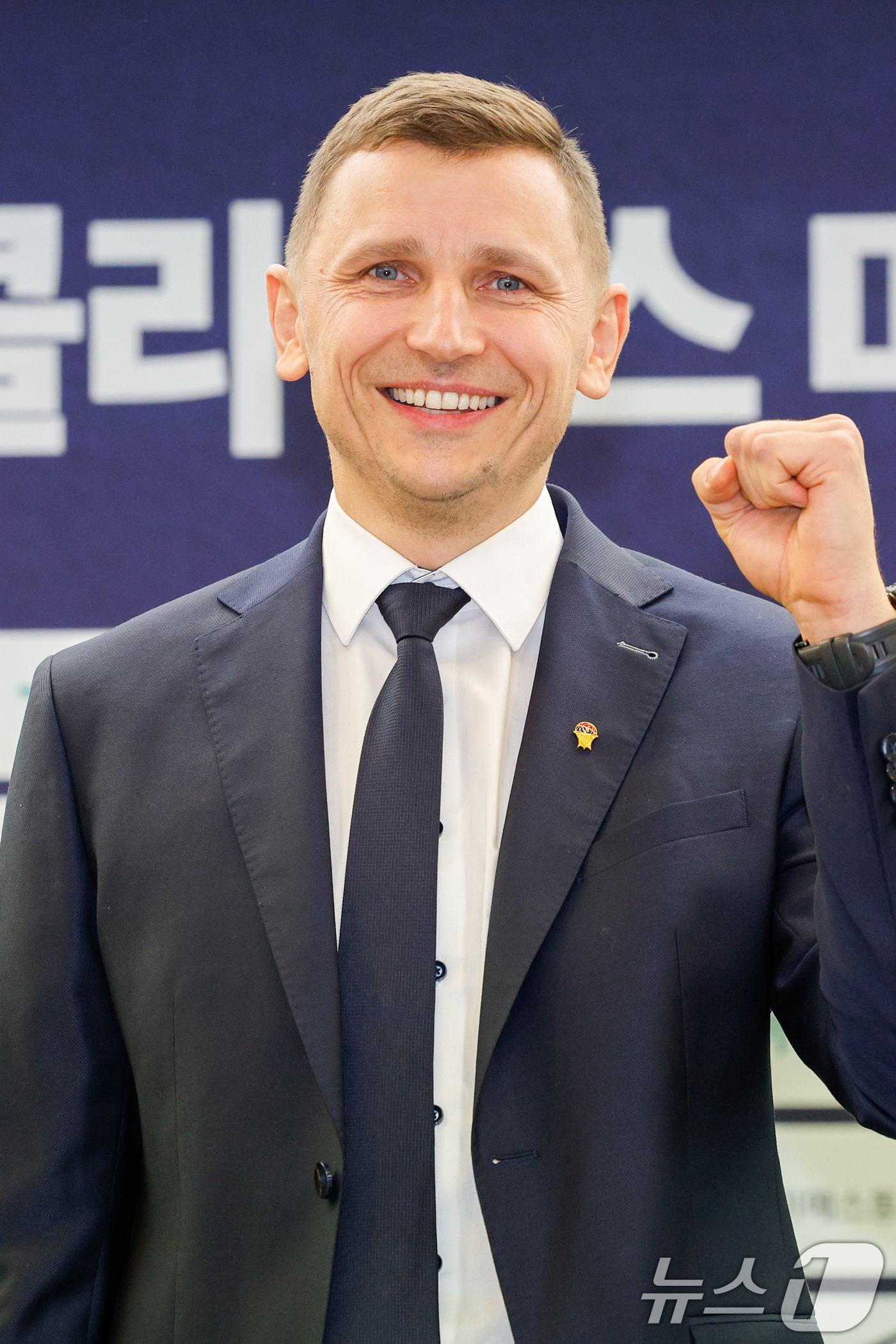 (서울=뉴스1) 안은나 기자 = 남자 농구 국가대표팀을 이끌게 된 니콜라이스 마줄스(Nikolajs Mazurs) 감독이 16일 서울 중구 프레스센터에서 열린 취임 기자회견에서 기 …