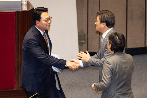 국민의힘 의원들과 인사하는 천하람 개혁신당 원내대표