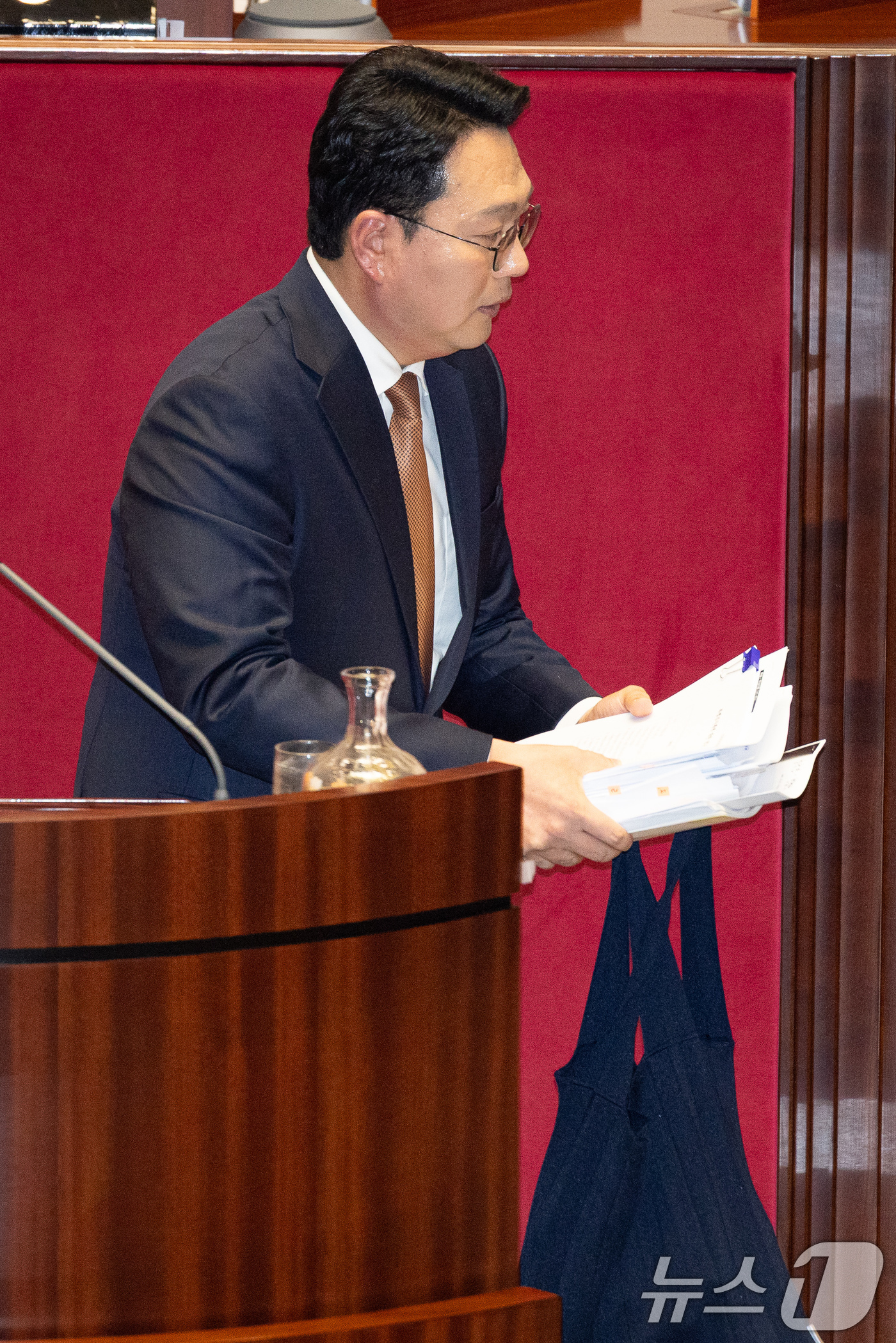 (서울=뉴스1) 유승관 기자 = 천하람 개혁신당 원내대표가 16일 서울 여의도 국회에서 열린 제431회 국회(임시회) 제1차 본회의에서 윤석열·김건희에 의한 내란·외환 및 국정농단 …