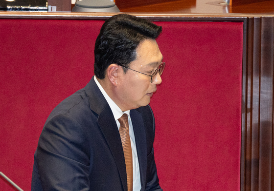 19시간 필리버스터 마치고 발언대 내려오는 천하람 개혁신당 원내대표