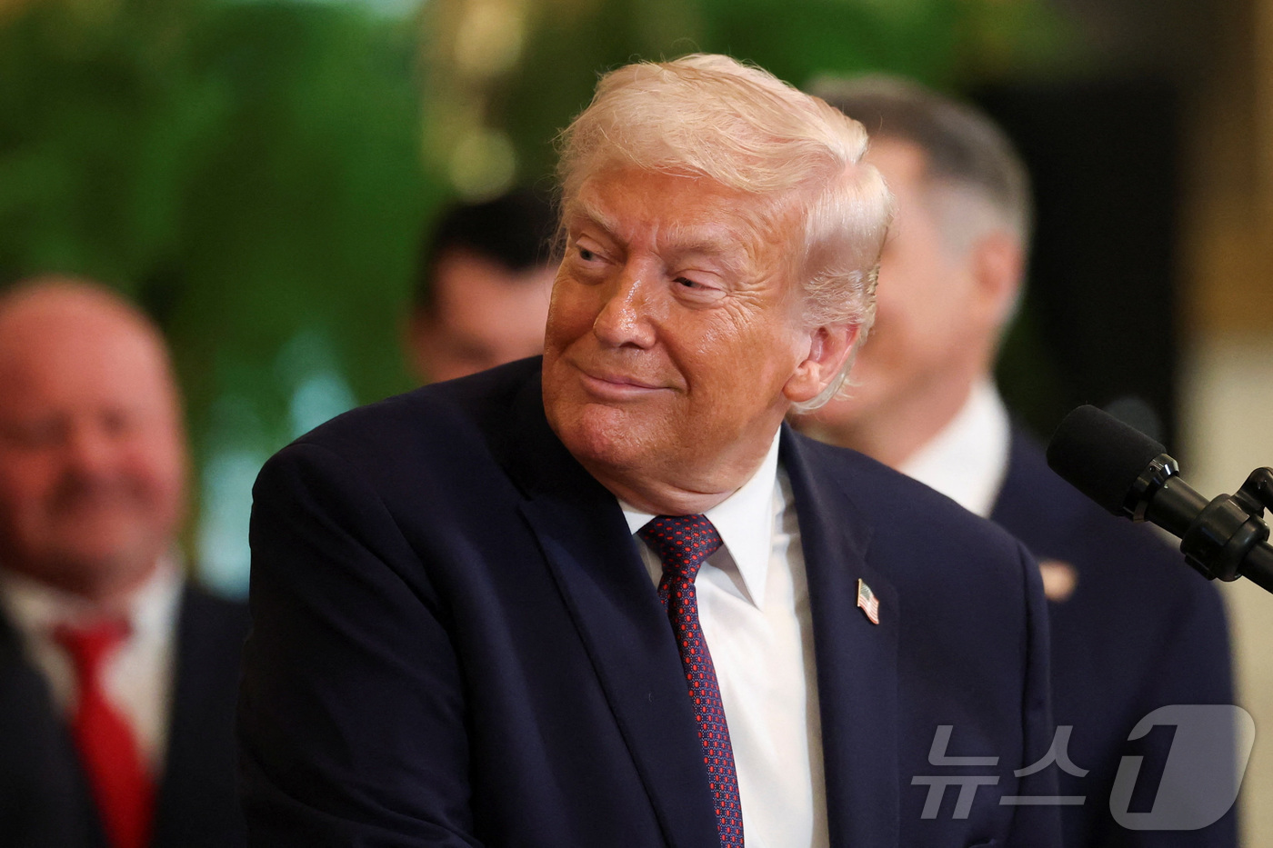 (워싱턴 로이터=뉴스1) 김경민 기자 = 도널드 트럼프 미국 대통령이 15일(현지시간) 워싱턴DC 백악관에서 NHL 스탠리컵 우승팀 플로리다 팬서스를 축하하며 연설하고 있다. 20 …