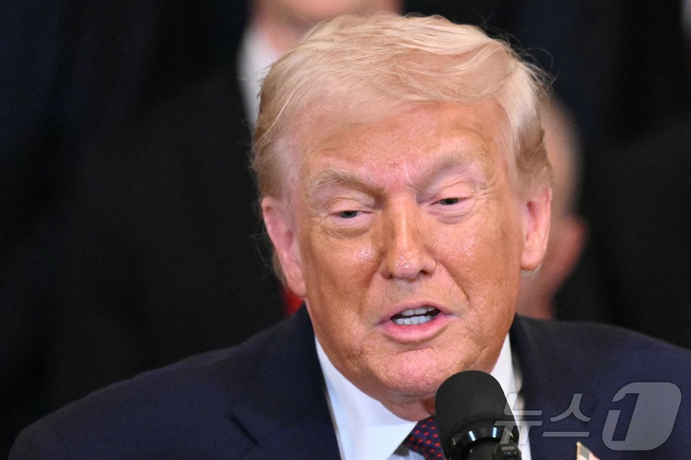 (워싱턴 AFP=뉴스1) 김경민 기자 = 도널드 트럼프 미국 대통령이 15일(현지시간) 워싱턴DC 백악관에서 NHL 스탠리컵 우승팀 플로리다 팬서스를 축하하며 연설하고 있다. 20 …