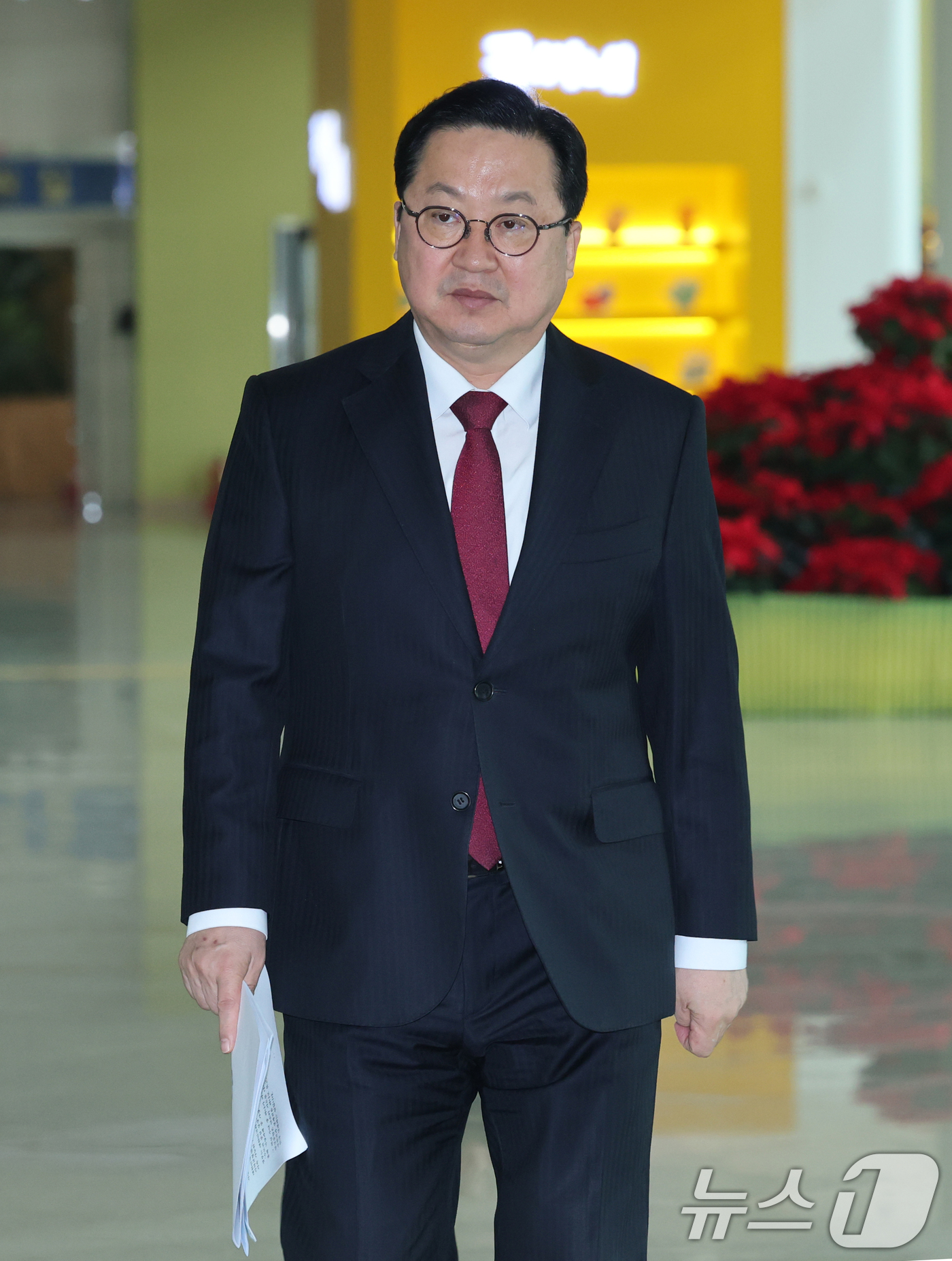 (대전=뉴스1) 김기태 기자 = 이장우 대전시장이 16일 오전 시청 브리핑룸에서 대전·충남 행정통합 관련 긴급 브리핑을 하기위해 이동하고 있다.정부는 행정 통합을 촉진하기 위해 통 …