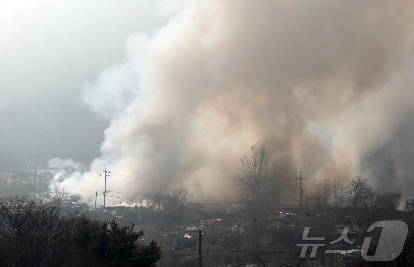 (서울=뉴스1) 김진환 기자 = 16일 서울 강남구 개포동 구룡마을에서 연기가 치솟고 있다.소방당국은 이날 오전 8시 49분께 대응 2단계를 발령해 소방 234명, 구청 120명, …